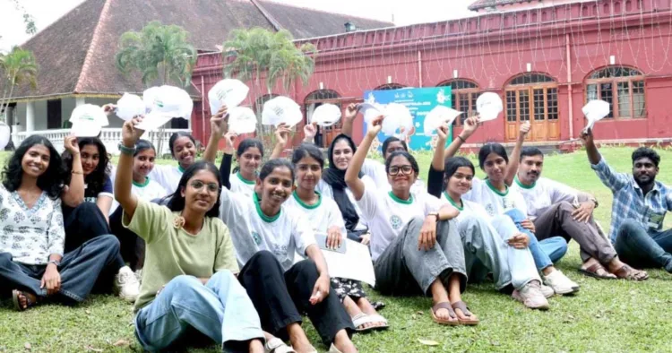 ഓണാഘോഷ വേളയില്‍ കനകക്കുന്നിനെ പ്ലാസ്റ്റിക് മാലിന്യമുക്തമാക്കുന്നതിന് പരിശ്രമിക്കുന്ന ഗ്രീന്‍ പ്രോട്ടോക്കോള്‍ വോളണ്ടിയര്‍മാര്‍.