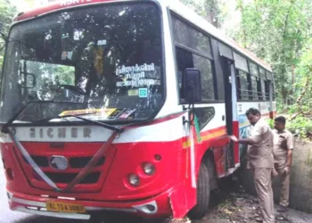 ബ്രേക്ക് തകരാറിലായതിനെ തുടര്‍ന്ന് ഇടിച്ചു നിര്‍ത്തിയ ബസ്