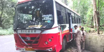 ബ്രേക്ക് തകരാറിലായതിനെ തുടര്‍ന്ന് ഇടിച്ചു നിര്‍ത്തിയ ബസ്