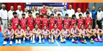 ആലപ്പുഴയില്‍ നടന്ന ഇന്റര്‍ സ്‌കൂള്‍ ബാസ്‌കറ്റ്‌ബോള്‍ ചാമ്പ്യന്‍ഷിപ്പ് ആണ്‍കുട്ടികളുടെ വിഭാഗത്തില്‍ ജേതാക്കളായ കുന്നംകുളം ഗവ. വി.എച്ച്.എസ്.എസ് ടീം കിരീടം ഏറ്റുവാങ്ങിയപ്പോള്‍