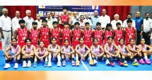 ആലപ്പുഴയില്‍ നടന്ന ഇന്റര്‍ സ്‌കൂള്‍ ബാസ്‌കറ്റ്‌ബോള്‍ ചാമ്പ്യന്‍ഷിപ്പ് ആണ്‍കുട്ടികളുടെ വിഭാഗത്തില്‍ ജേതാക്കളായ കുന്നംകുളം ഗവ. വി.എച്ച്.എസ്.എസ് ടീം കിരീടം ഏറ്റുവാങ്ങിയപ്പോള്‍