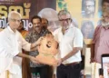 ഗുരുവായൂര്‍ മാടമ്പ് സൗഹൃദവേദി ഏര്‍പ്പെടുത്തിയ സംസ്‌കൃതി പുരസ്‌കാരം സംവിധായകന്‍ ശ്യാമപ്രസാദിന് കെ. ജയകുമാര്‍ സമ്മാനിക്കുന്നു