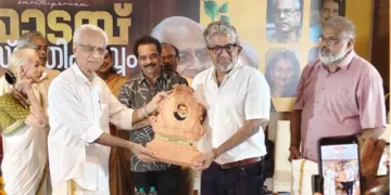 ഗുരുവായൂര്‍ മാടമ്പ് സൗഹൃദവേദി ഏര്‍പ്പെടുത്തിയ സംസ്‌കൃതി പുരസ്‌കാരം സംവിധായകന്‍ ശ്യാമപ്രസാദിന് കെ. ജയകുമാര്‍ സമ്മാനിക്കുന്നു