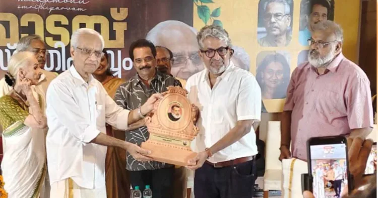 ഗുരുവായൂര്‍ മാടമ്പ് സൗഹൃദവേദി ഏര്‍പ്പെടുത്തിയ സംസ്‌കൃതി പുരസ്‌കാരം സംവിധായകന്‍ ശ്യാമപ്രസാദിന് കെ. ജയകുമാര്‍ സമ്മാനിക്കുന്നു