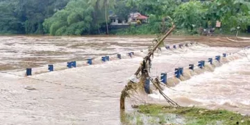 മണിമലയാറ്റിലെ ചെറുവള്ളി പഴയിടം കോസ് വേ തിങ്കളാഴ്ച രാവിലെ വെള്ളത്തില് മുങ്ങിയപ്പോള്