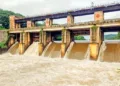 ഷട്ടറുകളില്ലാത്ത മണിയാര്‍ ഡാമില്‍ നിന്നും വെള്ളം പുറത്തേക്ക് ഒഴുകുന്നു