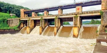 ഷട്ടറുകളില്ലാത്ത മണിയാര്‍ ഡാമില്‍ നിന്നും വെള്ളം പുറത്തേക്ക് ഒഴുകുന്നു