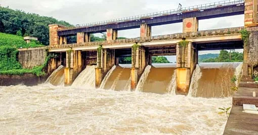 ഷട്ടറുകളില്ലാത്ത മണിയാര്‍ ഡാമില്‍ നിന്നും വെള്ളം പുറത്തേക്ക് ഒഴുകുന്നു