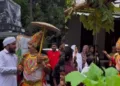 മലപ്പുറം നിലമ്പൂര്‍ പള്ളിക്കുന്നില്‍ സംഘടിപ്പിച്ച നബിദിന റാലിയില്‍പ്രജാക്ഷേമ തത്പരനായ മഹാബലി തമ്പുരാന്റെ വേഷമണിഞ്ഞ വ്യക്തി നേരിട്ടെത്തി ആശംസകള്‍ നേരുന്നു