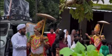 മലപ്പുറം നിലമ്പൂര്‍ പള്ളിക്കുന്നില്‍ സംഘടിപ്പിച്ച നബിദിന റാലിയില്‍പ്രജാക്ഷേമ തത്പരനായ മഹാബലി തമ്പുരാന്റെ വേഷമണിഞ്ഞ വ്യക്തി നേരിട്ടെത്തി ആശംസകള്‍ നേരുന്നു