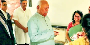 ന്യൂയോര്ക്കിലെത്തിയ ആര്എസ്എസ് സര്സംഘചാലക്
ഡോ. മോഹന് ഭാഗവതിനെ ആരതിയുഴിഞ്ഞ് സ്വീകരിക്കുന്നു