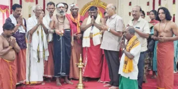 വൈശാഖം ശ്രീമുരുക ഭക്തജന സംഘം പഴനിയില്‍ സംഘടിപ്പിച്ച മഹാ ശക്തിവേല്‍ പൂജ മുഖ്യ സംയോജകന്‍ ജയകൃഷ്ണന്‍ വൈശാഖ് ഉദ്ഘാടനം ചെയ്യുന്നു