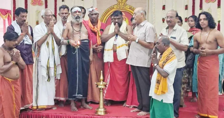 വൈശാഖം ശ്രീമുരുക ഭക്തജന സംഘം പഴനിയില്‍ സംഘടിപ്പിച്ച മഹാ ശക്തിവേല്‍ പൂജ മുഖ്യ സംയോജകന്‍ ജയകൃഷ്ണന്‍ വൈശാഖ് ഉദ്ഘാടനം ചെയ്യുന്നു