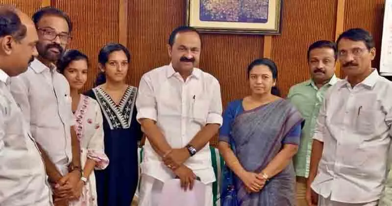 നവീൻ ബാബുവിന്റെ മകൾ നിരഞ്ജനയ്ക്ക് സർക്കാർ ജോലി; ഉത്തരവ് കൈമാറി മുഖ്യമന്ത്രി വി ഡി സതീശൻ