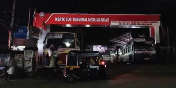 വെളിച്ചമില്ലാത്ത കെഎസ്ആര്ടിസി ബസ് സ്റ്റാന്റിന്റെ പ്രവേശന കവാടം. രാത്രിയിലെ ദൃശ്യം