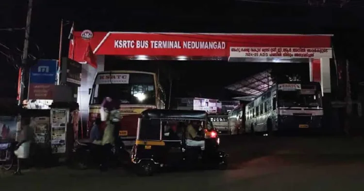 വെളിച്ചമില്ലാത്ത കെഎസ്ആര്‍ടിസി ബസ് സ്റ്റാന്റിന്റെ പ്രവേശന കവാടം. രാത്രിയിലെ ദൃശ്യം
