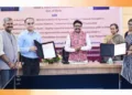കൊച്ചി അമൃത ആശുപത്രി പീഡിയാട്രിക് ആന്ഡ്
അഡള്ട്ട് കോണ്ജെനിറ്റല് ഹാര്ട്ട് സര്ജറി വിഭാഗം
ക്ലിനിക്കല് പ്രൊഫസര് ഡോ. ബ്രിജേഷ് പി.കെയും
ദേശീയ ആരോഗ്യ ദൗത്യം ഒഡീഷ മിഷന് ഡയറക്ടര് ഡോ. ബൃന്ദയും ധാരണാപത്രം പ്രദര്ശിപ്പിക്കുന്നു