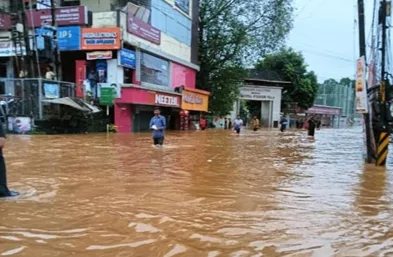 പാലാ നഗരം സമാനതകളില്ലാത്തവിധം വെള്ളപ്പൊക്കത്തില്, ഗതാഗതം സ്തംഭിച്ചു, കടകളില് വെള്ളം കയറി