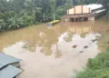 മണിമലയാര് കരകവിഞ്ഞതോടെ കോട്ടയം പൊന്കുന്നം ചെറുവള്ളി സെന്റ് മേരീസ് പള്ളി പാരീഷ് ഹാളിന് സമീപം പാര്ക്ക് ചെയ്തിരുന്ന സ്കൂള് ബസ് വെള്ളത്തിലായപ്പോള്