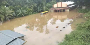 മണിമലയാര്‍ കരകവിഞ്ഞതോടെ കോട്ടയം പൊന്‍കുന്നം ചെറുവള്ളി സെന്റ് മേരീസ് പള്ളി പാരീഷ് ഹാളിന് സമീപം പാര്‍ക്ക് ചെയ്തിരുന്ന സ്‌കൂള്‍ ബസ് വെള്ളത്തിലായപ്പോള്‍