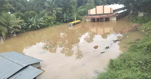 മണിമലയാര് കരകവിഞ്ഞതോടെ കോട്ടയം പൊന്കുന്നം ചെറുവള്ളി സെന്റ് മേരീസ് പള്ളി പാരീഷ് ഹാളിന് സമീപം പാര്ക്ക് ചെയ്തിരുന്ന സ്കൂള് ബസ് വെള്ളത്തിലായപ്പോള്