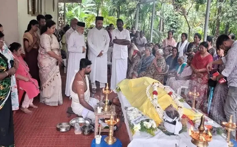 കാൽനൂറ്റാണ്ട് കുടുംബത്തിനൊപ്പം ; പാർവ്വതിയമ്മയ്ക്ക് വൈദികന്റെ വീട്ടിൽ ഹൈന്ദവ ആചാരപ്രകാരം അന്ത്യകർമം