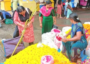 ഉയര്ന്ന വിലയ്ക്കൊപ്പം കാലവര്ഷം കൂടി ശക്തമായതോടെ മന്ദതയിലായ പൂവിപണി. എറണാകുളം തൃപ്പൂണിത്തുറയില് നിന്നുള്ള കാഴ്ച