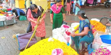 ഉയര്‍ന്ന വിലയ്‌ക്കൊപ്പം കാലവര്‍ഷം കൂടി ശക്തമായതോടെ മന്ദതയിലായ പൂവിപണി. എറണാകുളം തൃപ്പൂണിത്തുറയില്‍ നിന്നുള്ള കാഴ്ച