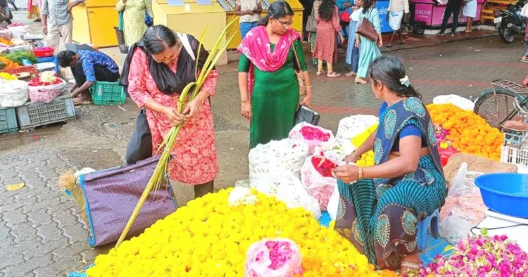 ഉയര്‍ന്ന വിലയ്‌ക്കൊപ്പം കാലവര്‍ഷം കൂടി ശക്തമായതോടെ മന്ദതയിലായ പൂവിപണി. എറണാകുളം തൃപ്പൂണിത്തുറയില്‍ നിന്നുള്ള കാഴ്ച