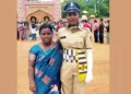 പാസിംഗ് ഔട്ട് പരേഡിന് ശേഷം രാജി അമ്മ രാധയുടെ കൂടെ