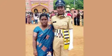 പാസിംഗ് ഔട്ട് പരേഡിന് ശേഷം രാജി അമ്മ രാധയുടെ കൂടെ