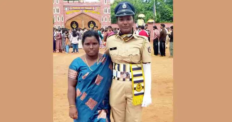 പാസിംഗ് ഔട്ട് പരേഡിന് ശേഷം രാജി അമ്മ രാധയുടെ കൂടെ