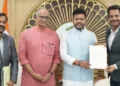 കണ്ണൂര്‍ വിമാനത്താവള വികസനവുമായി ബന്ധപ്പെട്ട കാര്യങ്ങള്‍ ചര്‍ച്ച ചെയ്യാനായി കേന്ദ്ര വ്യോമയാന മന്ത്രി കെ. രാം മോഹന്‍ നായിഡുവുമായി സി. സദാനന്ദന്‍ മാസ്റ്റര്‍ എംപി കൂടിക്കാഴ്ച്ച നടത്തിയപ്പോള്‍. വിമാനത്താവളം എംഡി ദിനേശ് കുമാര്‍, സിഇഒ അശ്വനികുമാര്‍ എന്നിവര്‍ സമീപം