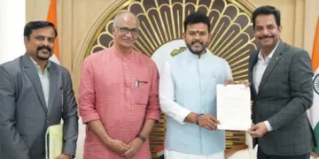 കണ്ണൂര്‍ വിമാനത്താവള വികസനവുമായി ബന്ധപ്പെട്ട കാര്യങ്ങള്‍ ചര്‍ച്ച ചെയ്യാനായി കേന്ദ്ര വ്യോമയാന മന്ത്രി കെ. രാം മോഹന്‍ നായിഡുവുമായി സി. സദാനന്ദന്‍ മാസ്റ്റര്‍ എംപി കൂടിക്കാഴ്ച്ച നടത്തിയപ്പോള്‍. വിമാനത്താവളം എംഡി ദിനേശ് കുമാര്‍, സിഇഒ അശ്വനികുമാര്‍ എന്നിവര്‍ സമീപം