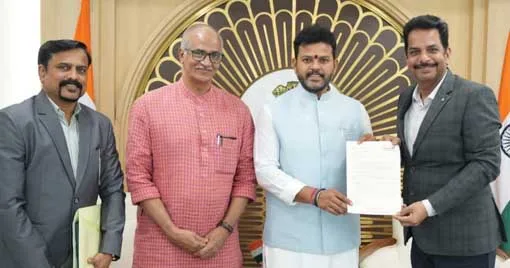 കണ്ണൂര് വിമാനത്താവള വികസനവുമായി ബന്ധപ്പെട്ട കാര്യങ്ങള് ചര്ച്ച ചെയ്യാനായി കേന്ദ്ര വ്യോമയാന മന്ത്രി കെ. രാം മോഹന് നായിഡുവുമായി സി. സദാനന്ദന് മാസ്റ്റര് എംപി കൂടിക്കാഴ്ച്ച നടത്തിയപ്പോള്. വിമാനത്താവളം എംഡി ദിനേശ് കുമാര്, സിഇഒ അശ്വനികുമാര് എന്നിവര് സമീപം
