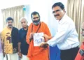 സക്ഷമയുടെ സക്ഷം ഉത്സവ് ബ്രോഷര്‍ മഹാമണ്ഡലേശ്വര്‍ സ്വാമി ആനന്ദവനം ഭാരതിക്ക് പി. സുന്ദരം കൈമാറുന്നു