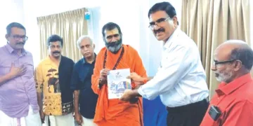 സക്ഷമയുടെ സക്ഷം ഉത്സവ് ബ്രോഷര്‍ മഹാമണ്ഡലേശ്വര്‍ സ്വാമി ആനന്ദവനം ഭാരതിക്ക് പി. സുന്ദരം കൈമാറുന്നു