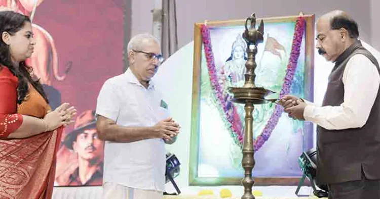ആര്‍എസ്എസ് തിരുവനന്തപുരം ഗ്രാമജില്ലയുടെ ആഭിമുഖ്യത്തില്‍ മണിവിള ഗോള്‍ഡന്‍ പാലസില്‍ നടന്ന 'സങ്കല്‍പ്പ് 2026' ന് കേരള സര്‍വ്വകലാശാല വൈസ് ചാന്‍സലര്‍ ഡോ. മോഹനന്‍ കുന്നുമ്മല്‍ തിരിതെളിക്കുന്നു. എം. രാധാകൃഷ്ണനന്‍, രശ്മി അയിഷ സമീപം