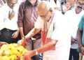 കന്യാകുമാരി വിവേകാനന്ദകേന്ദ്രം ദേശീയ അധ്യക്ഷന്‍ എ. ബാലകൃഷ്ണന്റെ ഭൗതിക ദേഹത്തില്‍ ആര്‍എസ്എസ് മുതിര്‍ന്ന പ്രചാരകന്‍ എസ്. സേതുമാധവന്‍ ആദരാഞ്ജലി അര്‍പ്പിക്കുന്നു