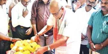 കന്യാകുമാരി വിവേകാനന്ദകേന്ദ്രം ദേശീയ അധ്യക്ഷന്‍ എ. ബാലകൃഷ്ണന്റെ ഭൗതിക ദേഹത്തില്‍ ആര്‍എസ്എസ് മുതിര്‍ന്ന പ്രചാരകന്‍ എസ്. സേതുമാധവന്‍ ആദരാഞ്ജലി അര്‍പ്പിക്കുന്നു