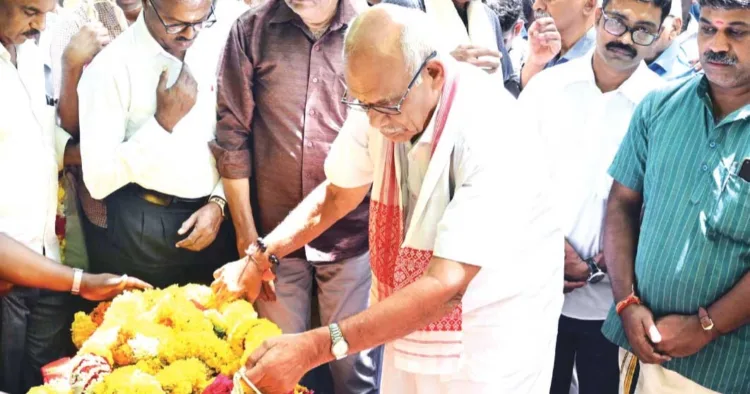 കന്യാകുമാരി വിവേകാനന്ദകേന്ദ്രം ദേശീയ അധ്യക്ഷന്‍ എ. ബാലകൃഷ്ണന്റെ ഭൗതിക ദേഹത്തില്‍ ആര്‍എസ്എസ് മുതിര്‍ന്ന പ്രചാരകന്‍ എസ്. സേതുമാധവന്‍ ആദരാഞ്ജലി അര്‍പ്പിക്കുന്നു