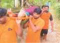 ആലപ്പുഴ തലവടിയില് കാലൊടിഞ്ഞ് കിടപ്പിലായ വ്യക്തിയെ വെള്ളപ്പൊക്ക മേഖലയില് നിന്ന് സുരക്ഷിത കേന്ദ്രത്തിലേക്ക് മാറ്റുന്ന സേവാഭാരതി പ്രവര്ത്തകര്