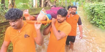 ആലപ്പുഴ തലവടിയില് കാലൊടിഞ്ഞ് കിടപ്പിലായ വ്യക്തിയെ വെള്ളപ്പൊക്ക മേഖലയില് നിന്ന് സുരക്ഷിത കേന്ദ്രത്തിലേക്ക് മാറ്റുന്ന സേവാഭാരതി പ്രവര്ത്തകര്