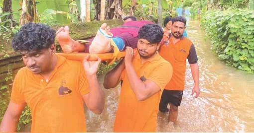 ആലപ്പുഴ തലവടിയില്‍ കാലൊടിഞ്ഞ് കിടപ്പിലായ വ്യക്തിയെ വെള്ളപ്പൊക്ക മേഖലയില്‍ നിന്ന് സുരക്ഷിത കേന്ദ്രത്തിലേക്ക് മാറ്റുന്ന സേവാഭാരതി പ്രവര്‍ത്തകര്‍