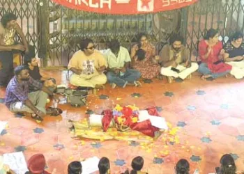 കാലടി സംസ്‌കൃത സര്‍വകലാശാലയില്‍ വനിതാ വിസിയുടെ ശവസംസ്‌കാരം നടത്തി എസ്എഫ്‌ഐയുടെ സമരം