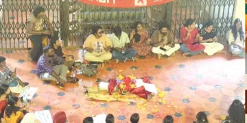 കാലടി സംസ്‌കൃത സര്‍വകലാശാലയില്‍ വനിതാ വിസിയുടെ ശവസംസ്‌കാരം നടത്തി എസ്എഫ്‌ഐയുടെ സമരം