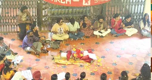 കാലടി സംസ്‌കൃത സര്‍വകലാശാലയില്‍ വനിതാ വിസിയുടെ ശവസംസ്‌കാരം നടത്തി എസ്എഫ്‌ഐയുടെ സമരം