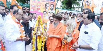 ശിവസേന സെക്രട്ടേറിയറ്റിന് മുന്നില് നടന്ന നാമ ജപ പ്രതിഷേധ മാര്ച്ച് ശ്രീരാമദാസ മിഷന് മഠം അധ്യക്ഷന് ശ്രീശക്തി ശാന്താനന്ദ മഹര്ഷി ഉദ്ഘാടനം ചെയുന്നു
