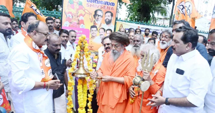 ശിവസേന സെക്രട്ടേറിയറ്റിന് മുന്നില്‍ നടന്ന നാമ ജപ പ്രതിഷേധ മാര്‍ച്ച് ശ്രീരാമദാസ മിഷന്‍ മഠം അധ്യക്ഷന്‍ ശ്രീശക്തി ശാന്താനന്ദ മഹര്‍ഷി ഉദ്ഘാടനം ചെയുന്നു