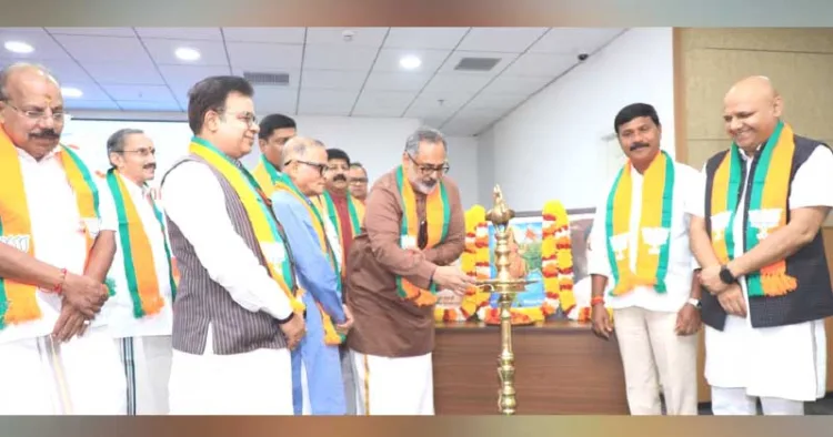 ബിജെപി മാരാര്‍ജി ഭവനില്‍ സംഘടിപ്പിച്ച പണ്ഡിറ്റ് ദീന്‍ദയാല്‍ ഉപാധ്യായ പ്രശിക്ഷണ്‍ മഹാഭിയാന്‍ സംസ്ഥാന അധ്യക്ഷന്‍ രാജീവ് ചന്ദ്രശേഖര്‍ ഉദ്ഘാടനം ചെയ്യുന്നു